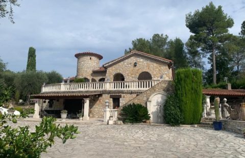 LE ROURET VILLA T6 INDIVIDUELLE DE 235M2 PISCINE  TERRAIN 2000M2 DOUBLES GARAGES