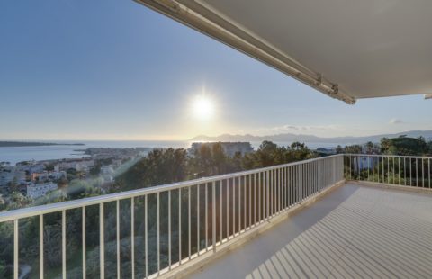CANNES CALIFORNIE T4 REFAIT A NEUF DE 160M2 VUE MER