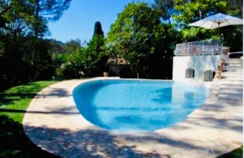 MOUGINS VILLA T6/T7  INDIVIDUELLE DE +/- 300 M2 TERRAIN 1500M2 PISCINE SUD OUEST