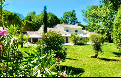  TOURRETTES AU CALME VILLA T7/T8 DE 295M2 TERRAIN DE 5042M2 AU PIED DU GOLD DES TERRES BLANCHES PISCINE & ETANG