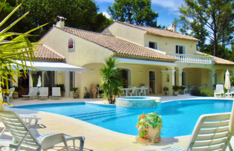  TOURRETTES AU CALME VILLA T7/T8 DE 295M2 TERRAIN DE 5042M2 AU PIED DU GOLD DES TERRES BLANCHES PISCINE & ETAN