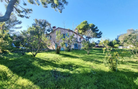 VALLAURIS VILLA T7/T8  DE 270m2 JARDIN 2400m2 PISCINE APERCU MER GARAGE