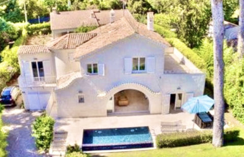 CAP D’ANTIBES DANS UN ÉCRIN DE VERDURE PROCHE PLAGES VILLA T4/T5 REFAIT A NEUF DE 160M2 VUE MER PISCINE JARDIN 650M2