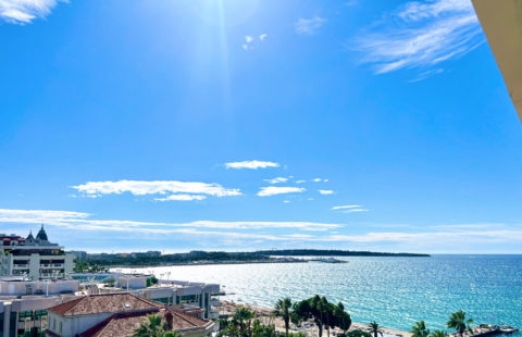 CANNES CENTRE CROISETTE PIED DANS L’EAU PENTHOUSE T3 VUE MER