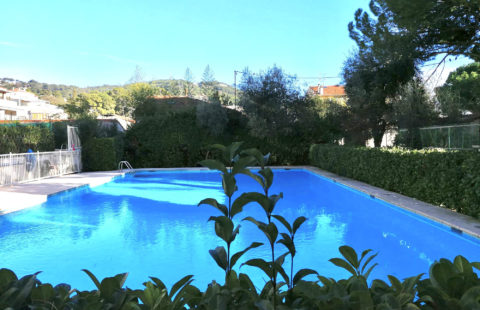 CANNET LIMITE CANNES T4 DE 103 M2 TERRASSES SUD 40M2 PISCINE PARKING ET GARAGE