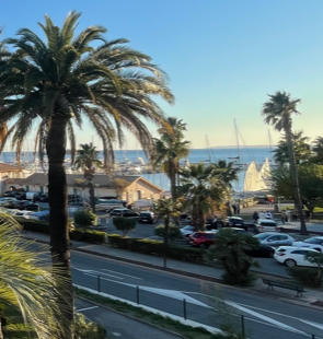 SAINT RAPHAËL BORD DE MER  T2 DE 45M2 VUE  MER TERRASSE PARKING